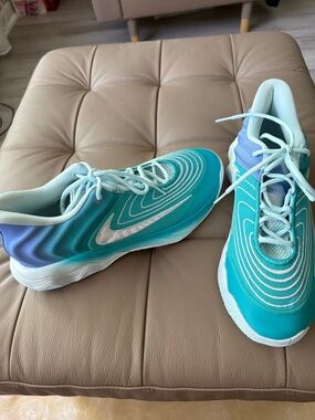 NWT Nike Sky Teal-Blue Athletic Shoes size 10,5
